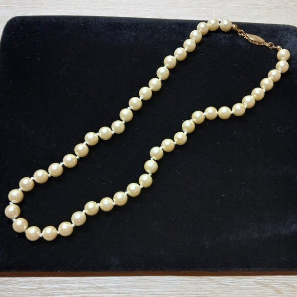 Avon Gold Tone Cream Faux Pearl Necklace Vintage Costume Jewelry #97 - Picture 2 of 7